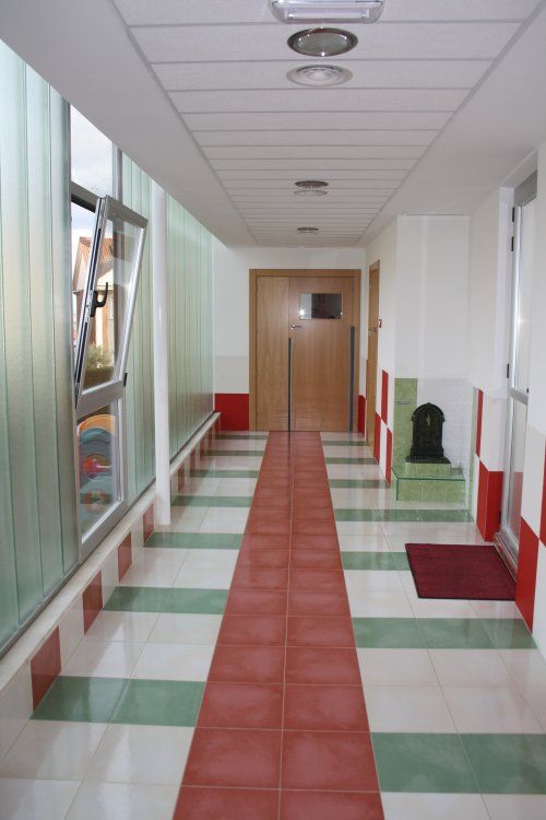 En el Centro Infantil Cabrerizos disponemos de amplios pasillos para la movilidad de los niños, fundamental para su desarrollo. Los utilizamos en distintos momentos del día.