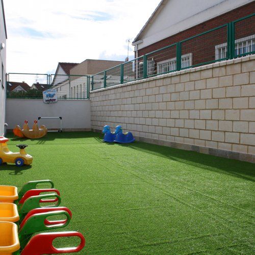 Este patio, con césped artificial y con 80 metros cuadrados, es genial para que los niños jueguen al futbito y al baloncesto, porque todos sabemos que el deporte ayuda a los niños no solo a estar sanos y desarrollarse física y mentalmente sino también a relacionarse de una forma saludable con otros niños